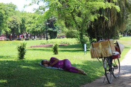 Người dân đổ xô ra sông Hương để tránh nắng