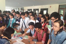 Thí sinh lo lắng vì sai sót trên giấy báo thi