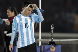 Messi thất vọng cởi bỏ huy chương bạc khi đi qua cúp vô địch
