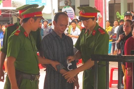Nghi vợ 'ăn nem', nửa đêm cầm dao cắt cổ