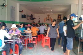 Ấm lòng suất cơm tình thương 5.000 đồng của Linh mục trẻ