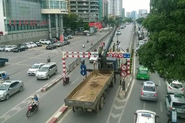 Clip xe tải bị khung sắt 'giữ lại' hàng giờ trên cầu vượt