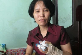 Một phụ nữ bị hàng xóm chém lìa hai ngón tay