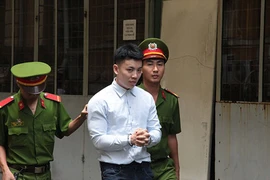 Việt kiều giấu ma tuý trong hai hũ me