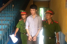 Từ quen nhau qua Facebook đến dọa tung ảnh 'nóng'