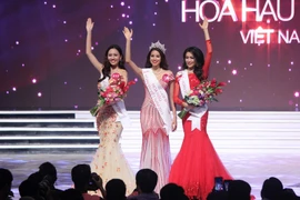 Phạm Thị Hương lên ngôi Hoa hậu Hoàn vũ 2015