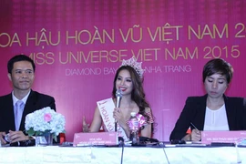 Tân Hoa hậu Phạm Thị Hương không trả lời việc phẫu thuật thẩm mỹ