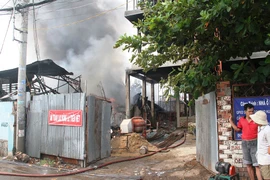 Lửa lớn thiêu rụi xưởng may, hàng trăm người dân hoảng hốt