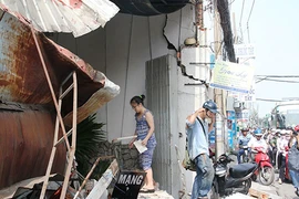 Clip xe chở rác húc sập ba căn nhà 