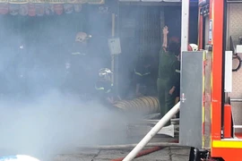 Cháy lớn cửa hàng điện thoại