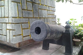 Kỳ lạ ngôi miếu thờ hai viên đạn cùng mảnh vỡ khẩu đại bác