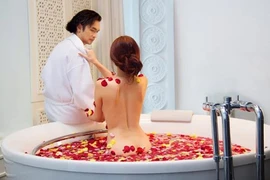 'Bỏng mắt' với cảnh tắm của Angela Phương Trinh, Elly Trần