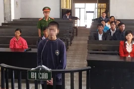 Sang nhà hàng xóm chơi, bé gái 3 tuổi bị hiếp dâm