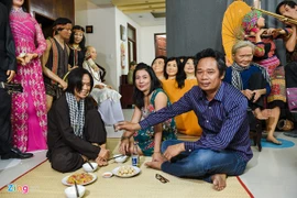 Đến sân khấu lấy số đo Hoài Linh để làm tượng sáp