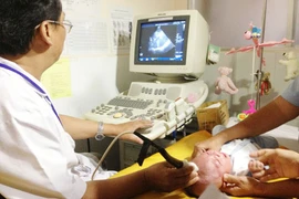 Bé bị dao đâm vào đầu phải phẫu thuật lần hai