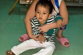 Bé trai hai tuổi bị bỏ rơi trước cổng chùa