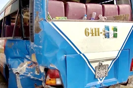 Hai xe tông nhau 3 người chết, 10 người bị thương