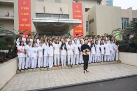 Tùng Dương hát ca ngợi Thầy thuốc Việt Nam