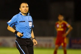 Tiếng còi nghiêng ngả