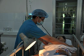 Tập lái máy cày, 1 thanh niên bị cuốn nát chân