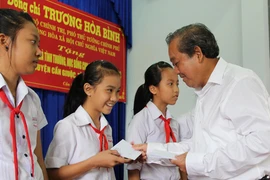 Phó Thủ tướng Trương Hòa Bình trao tặng nhà tình thương, cầu nông thôn, học bổng