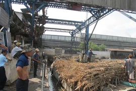 Công nhân tụ tập phản đối nhà máy không trả đủ lương