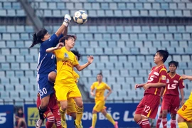 Nỗ lực bắt bóng, thủ môn Thu Em nhập viện