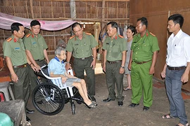 Công an Trà Vinh: Tặng quà cho người nghèo