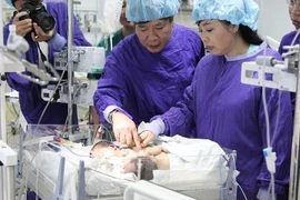 Bộ trưởng Y tế thăm 2 bé sơ sinh dính nhau ở Hà Giang