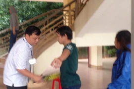Dựng cổng từ, máy quét để kiểm tra thi tiếng Hàn