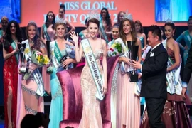 Ngọc Duyên đăng quang Nữ hoàng Sắc đẹp Toàn cầu 2016