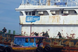 Làm rõ con tàu Trung Quốc bí ẩn trôi trên biển
