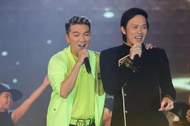 Giữa khủng hoảng nợ nần của mẹ, Mr Đàm vẫn diễn sung