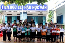 Hỗ trợ 45 học sinh có nhà bị cháy ở cồn Nhất Trí