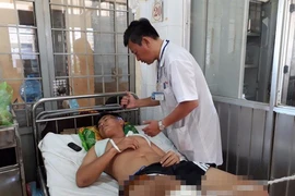 Tông thẳng xe vào công an làm gãy tay, chân 1 chiến sĩ