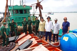 Bắt tàu cá chở gần 20.000 lít dầu không rõ nguồn gốc