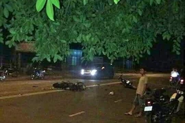 Tông xe máy ngã ra đường, 2 người bị xe tải cán tử vong
