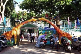 Hơn 20 người đập phá, ném mắm tôm vào trường mầm non 