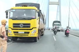 Tài xế dừng xe giữa cầu Mỹ Thuận nhảy sông tự tử