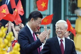 TBT Nguyễn Phú Trọng cùng ông Tập Cận Bình đi dạo