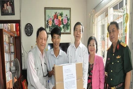 Tặng hơn 1.000 sách văn học cho bộ đội hải quân