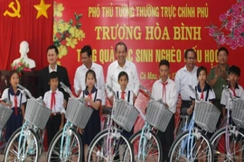 Phó Thủ tướng Trương Hòa Bình tặng xe đạp cho học sinh 