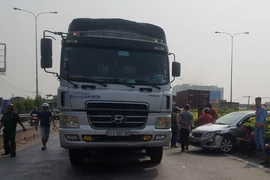 Xe tải húc ô tô xoay vòng ở cầu vượt Bình Phước