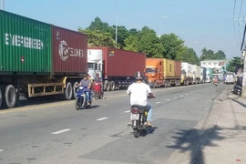 Bình Dương: Tai nạn liên hoàn giữa 2 container và 1 xe tải 
