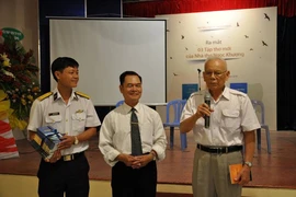 'Bạc đầu sóng quặn trùng khơi' cùng nhà thơ Ngọc Khương 
