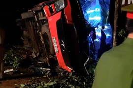 Lật xe khách trong đêm, 1 người chết, nhiều người bị thương 