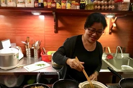 Cơm dẻo thơm, chan chút nước cá trê đồng kho ngon nức nở 