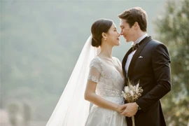Á hậu, MC Hoàng Oanh tung hết ảnh cưới với chồng Tây 