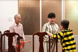 Đàm Vĩnh Hưng giúp cha và con gặp nữ phạm nhân ngày tết