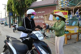 Nghỉ học kéo dài, giáo viên bán trái cây kiếm thêm thu nhập